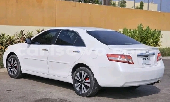 Ra Àlòkù Toyota Camry funfun Ọkọ̀ in Cotonou ni Benin