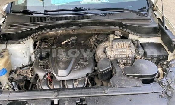 Sayi Na hannu Hyundai Santa Fe White Mota in Cotonou a Benin