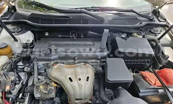 Ra Àlòkù Toyota Camry funfun Ọkọ̀ in Cotonou ni Benin