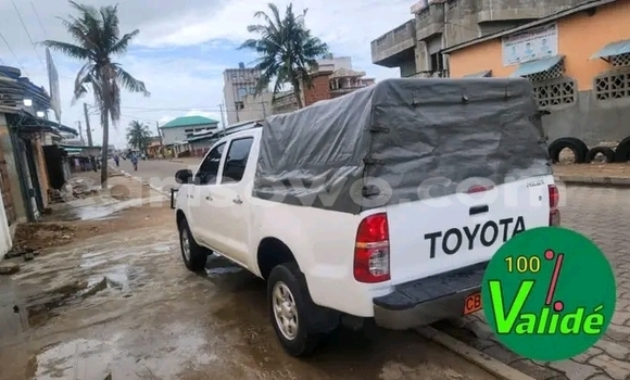 Sayi Na hannu Toyota Hilux White Mota in Cotonou a Benin Sayi Na hannu Toyota Hilux White Mota in Cotonou a Benin