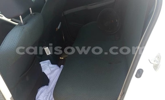 Ra Àlòkù Toyota Yaris funfun Ọkọ̀ in Cotonou ni Benin Ra Àlòkù Toyota Yaris funfun Ọkọ̀ in Cotonou ni Benin