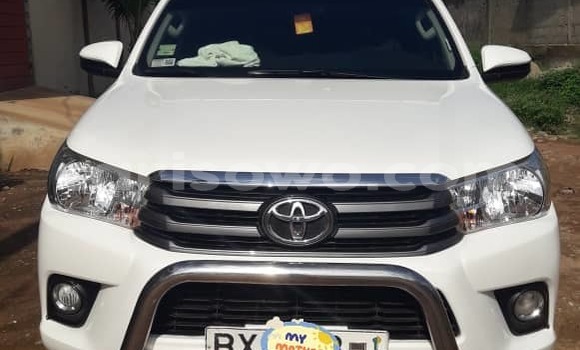 Ra Àlòkù Toyota Hilux funfun Ọkọ̀ in Cotonou ni Benin