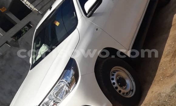 Ra Àlòkù Toyota Hilux funfun Ọkọ̀ in Cotonou ni Benin Ra Àlòkù Toyota Hilux funfun Ọkọ̀ in Cotonou ni Benin