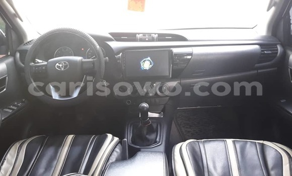 Ra Àlòkù Toyota Hilux funfun Ọkọ̀ in Cotonou ni Benin Ra Àlòkù Toyota Hilux funfun Ọkọ̀ in Cotonou ni Benin