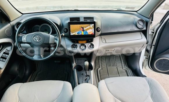 Ra Àlòkù Toyota RAV4 funfun Ọkọ̀ in Cotonou ni Benin Ra Àlòkù Toyota RAV4 funfun Ọkọ̀ in Cotonou ni Benin