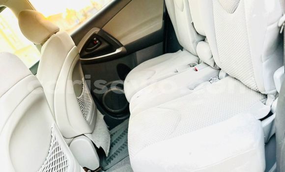 Ra Àlòkù Toyota RAV4 funfun Ọkọ̀ in Cotonou ni Benin Ra Àlòkù Toyota RAV4 funfun Ọkọ̀ in Cotonou ni Benin