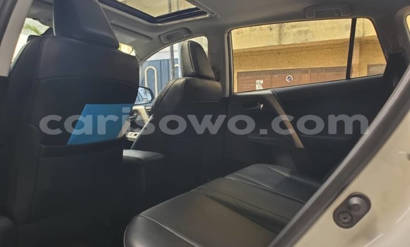 Sayi Na hannu Toyota RAV4 White Mota in Cotonou a Benin Sayi Na hannu Toyota RAV4 White Mota in Cotonou a Benin