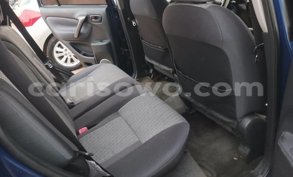 Ra Àlòkù Toyota RAV4 Blue Ọkọ̀ in Cotonou ni Benin Ra Àlòkù Toyota RAV4 Blue Ọkọ̀ in Cotonou ni Benin
