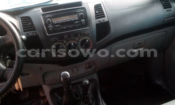 Ra Àlòkù Toyota Hilux funfun Ọkọ̀ in Cotonou ni Benin Ra Àlòkù Toyota Hilux funfun Ọkọ̀ in Cotonou ni Benin