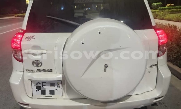 Sayi Na hannu Toyota RAV4 White Mota in Cotonou a Benin Sayi Na hannu Toyota RAV4 White Mota in Cotonou a Benin