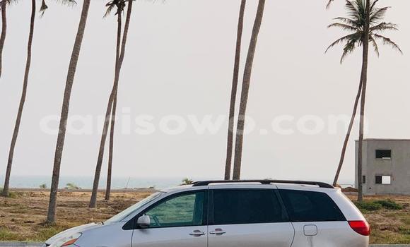 Sayi Na hannu Toyota Sienna Azurfa Mota in Cotonou a Benin Sayi Na hannu Toyota Sienna Azurfa Mota in Cotonou a Benin