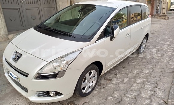 Acheter Occasion Voiture Peugeot 5008 Blanc à Cotonou, Benin Acheter Occasion Voiture Peugeot 5008 Blanc à Cotonou, Benin