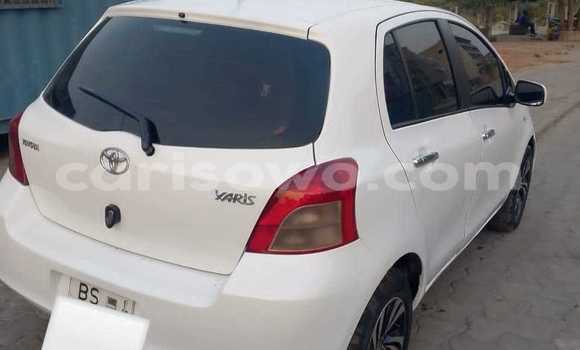 Sayi Na hannu Toyota Yaris White Mota in Cotonou a Benin