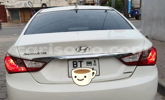 Sayi Na hannu Hyundai Sonata White Mota in Cotonou a Benin