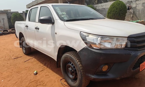 Ra Àlòkù Toyota Hilux funfun Ọkọ̀ in Cotonou ni Benin Ra Àlòkù Toyota Hilux funfun Ọkọ̀ in Cotonou ni Benin