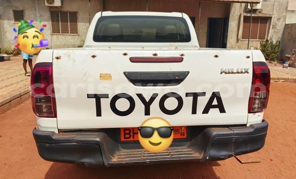 Ra Àlòkù Toyota Hilux funfun Ọkọ̀ in Cotonou ni Benin Ra Àlòkù Toyota Hilux funfun Ọkọ̀ in Cotonou ni Benin