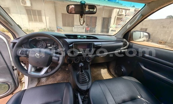 Ra Àlòkù Toyota Hilux funfun Ọkọ̀ in Cotonou ni Benin Ra Àlòkù Toyota Hilux funfun Ọkọ̀ in Cotonou ni Benin
