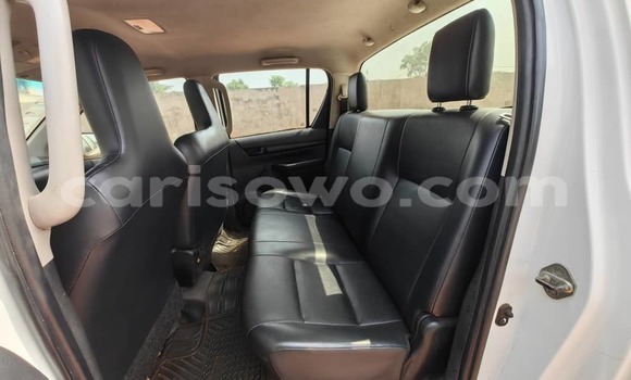 Ra Àlòkù Toyota Hilux funfun Ọkọ̀ in Cotonou ni Benin Ra Àlòkù Toyota Hilux funfun Ọkọ̀ in Cotonou ni Benin