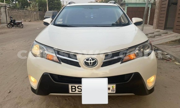 Sayi Na hannu Toyota RAV4 White Mota in Cotonou a Benin