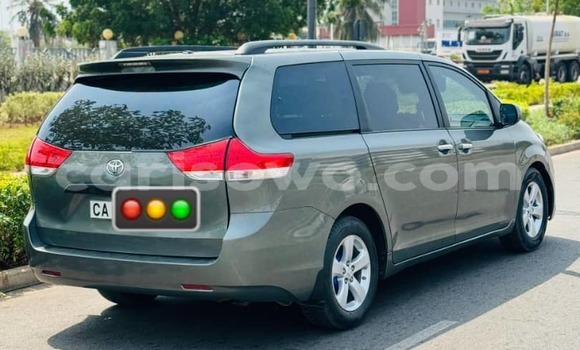 Acheter Occasion Voiture Toyota Sienna Gris à Cotonou, Benin Acheter Occasion Voiture Toyota Sienna Gris à Cotonou, Benin