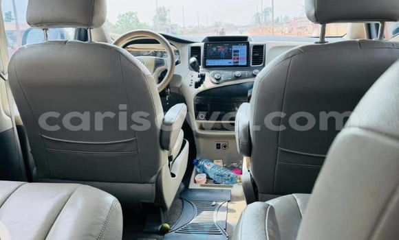 Acheter Occasion Voiture Toyota Sienna Gris à Cotonou, Benin Acheter Occasion Voiture Toyota Sienna Gris à Cotonou, Benin