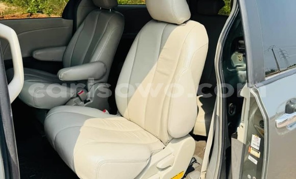 Acheter Occasion Voiture Toyota Sienna Gris à Cotonou, Benin Acheter Occasion Voiture Toyota Sienna Gris à Cotonou, Benin