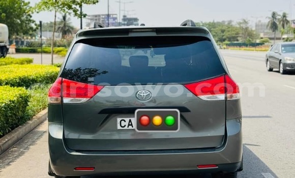 Acheter Occasion Voiture Toyota Sienna Gris à Abomey Calavi, Benin Acheter Occasion Voiture Toyota Sienna Gris à Abomey Calavi, Benin