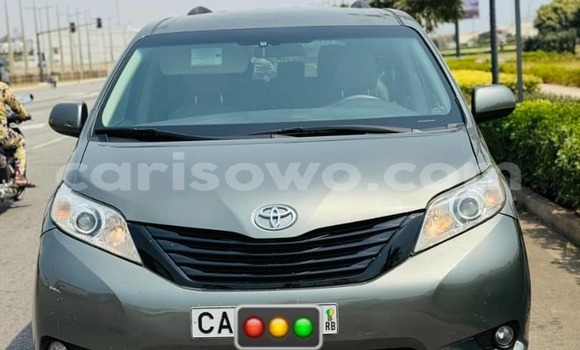 Acheter Occasion Voiture Toyota Sienna Gris à Abomey Calavi, Benin Acheter Occasion Voiture Toyota Sienna Gris à Abomey Calavi, Benin