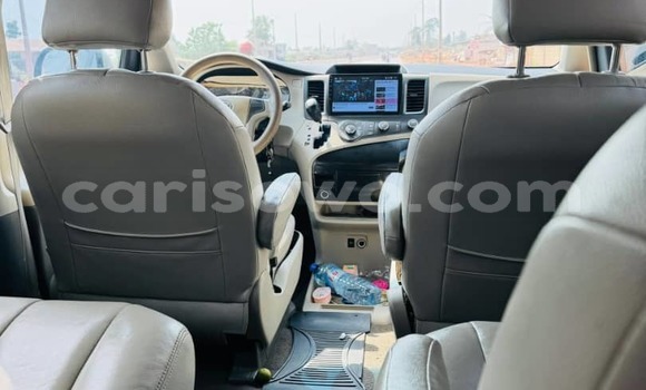 Acheter Occasion Voiture Toyota Sienna Gris à Abomey Calavi, Benin Acheter Occasion Voiture Toyota Sienna Gris à Abomey Calavi, Benin