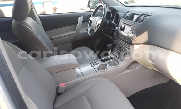 Ra Àlòkù Toyota Highlander funfun Ọkọ̀ in Cotonou ni Benin Ra Àlòkù Toyota Highlander funfun Ọkọ̀ in Cotonou ni Benin