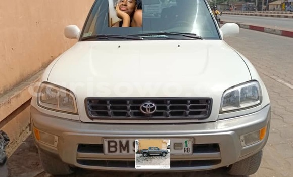 Sayi Na hannu Toyota RAV4 White Mota in Cotonou a Benin