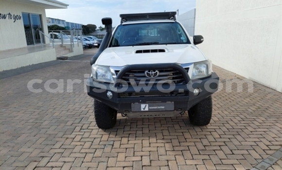 Sayi Na hannu Toyota Hilux White Mota in Porto Novo a Benin Sayi Na hannu Toyota Hilux White Mota in Porto Novo a Benin