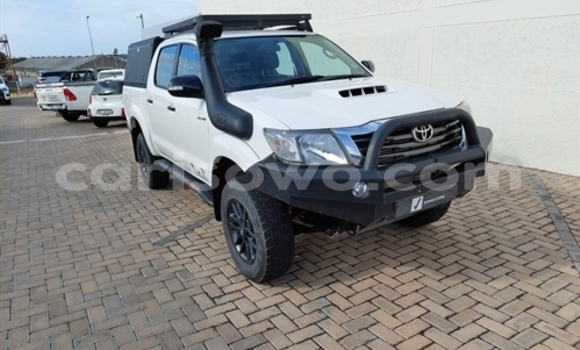 Sayi Na hannu Toyota Hilux White Mota in Porto Novo a Benin Sayi Na hannu Toyota Hilux White Mota in Porto Novo a Benin