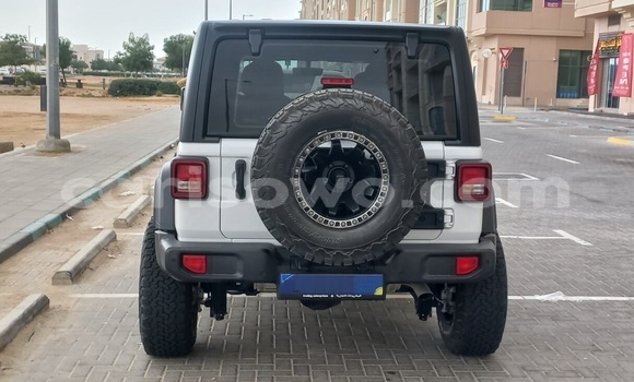 Sayi Na hannu Jeep Wrangler White Mota in Porto Novo a Benin Sayi Na hannu Jeep Wrangler White Mota in Porto Novo a Benin