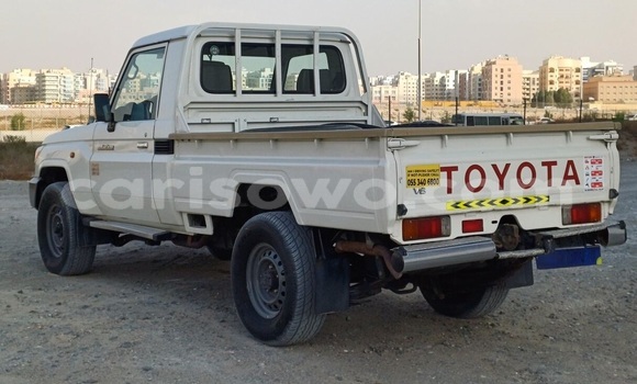Sayi Na hannu Toyota Land Cruiser White Mota in Porto Novo a Benin Sayi Na hannu Toyota Land Cruiser White Mota in Porto Novo a Benin