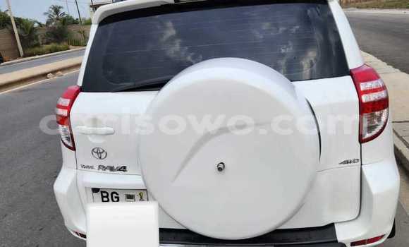 Ra Àlòkù Toyota RAV4 funfun Ọkọ̀ in Cotonou ni Benin Ra Àlòkù Toyota RAV4 funfun Ọkọ̀ in Cotonou ni Benin