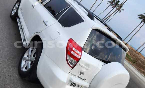 Ra Àlòkù Toyota RAV4 funfun Ọkọ̀ in Cotonou ni Benin Ra Àlòkù Toyota RAV4 funfun Ọkọ̀ in Cotonou ni Benin