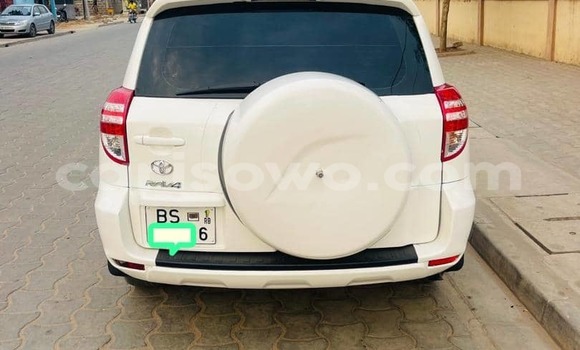 Ra Àlòkù Toyota RAV4 funfun Ọkọ̀ in Cotonou ni Benin Ra Àlòkù Toyota RAV4 funfun Ọkọ̀ in Cotonou ni Benin