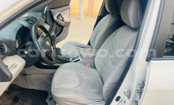 Ra Àlòkù Toyota RAV4 funfun Ọkọ̀ in Cotonou ni Benin Ra Àlòkù Toyota RAV4 funfun Ọkọ̀ in Cotonou ni Benin