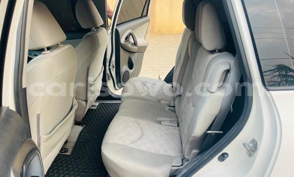 Ra Àlòkù Toyota RAV4 funfun Ọkọ̀ in Cotonou ni Benin Ra Àlòkù Toyota RAV4 funfun Ọkọ̀ in Cotonou ni Benin
