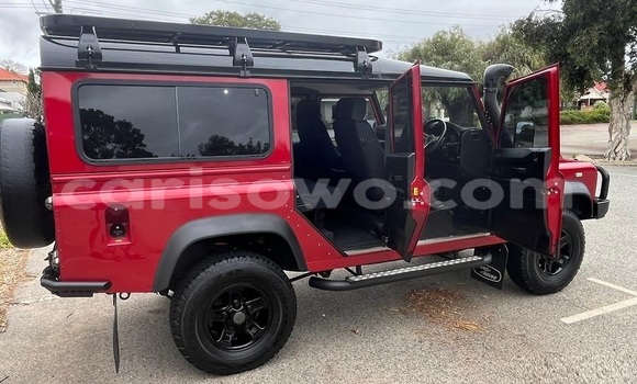 Sayi Na hannu Land Rover Defender Red Mota in Porto Novo a Benin Sayi Na hannu Land Rover Defender Red Mota in Porto Novo a Benin
