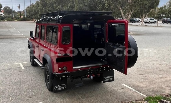 Sayi Na hannu Land Rover Defender Red Mota in Porto Novo a Benin Sayi Na hannu Land Rover Defender Red Mota in Porto Novo a Benin