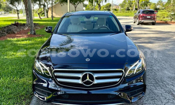 Sayi Na hannu Mercedes-Benz E–Class Blue Mota in Porto Novo a Benin Sayi Na hannu Mercedes-Benz E–Class Blue Mota in Porto Novo a Benin