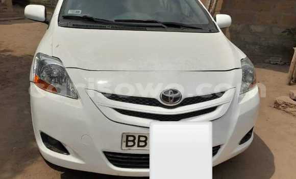 Sayi Na hannu Toyota Yaris White Mota in Cotonou a Benin