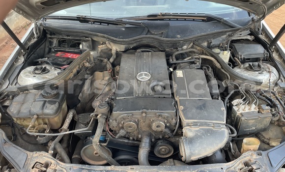 Ra Àlòkù Mercedes-Benz 230 Silver Ọkọ̀ in Abomey Calavi ni Benin