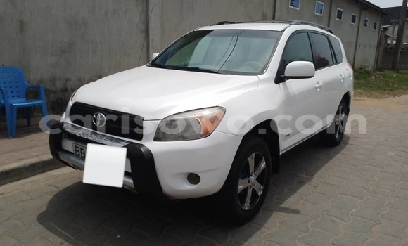 Ra Àlòkù Toyota RAV4 funfun Ọkọ̀ in Cotonou ni Benin Ra Àlòkù Toyota RAV4 funfun Ọkọ̀ in Cotonou ni Benin