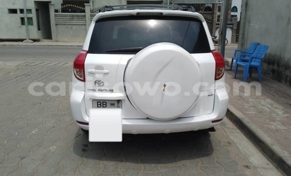 Ra Àlòkù Toyota RAV4 funfun Ọkọ̀ in Cotonou ni Benin Ra Àlòkù Toyota RAV4 funfun Ọkọ̀ in Cotonou ni Benin