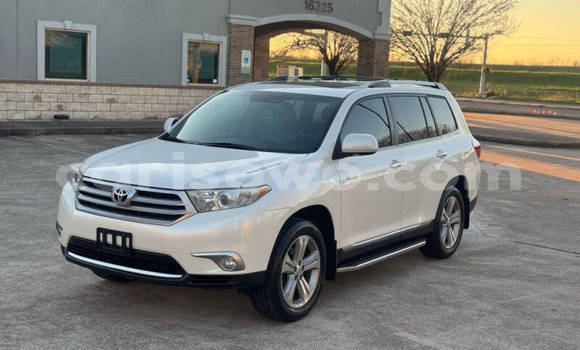 Sayi Na hannu Toyota Highlander White Mota in Lokossa a Benin