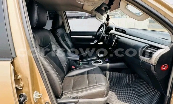 Sayi Na hannu Toyota Hilux White Mota in Cotonou a Benin Sayi Na hannu Toyota Hilux White Mota in Cotonou a Benin