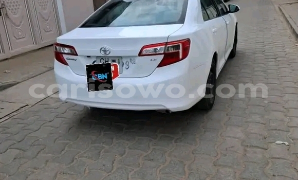 Ra Àlòkù Toyota Camry funfun Ọkọ̀ in Cotonou ni Benin